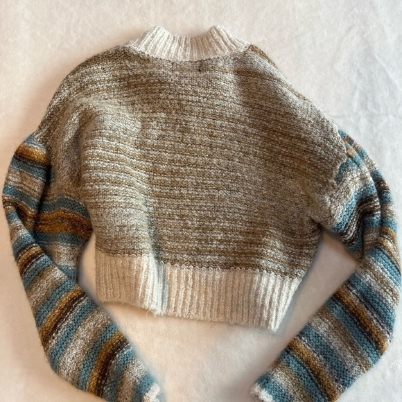 Urban Outfitters Cropped Sweater - Picture 4 of 5